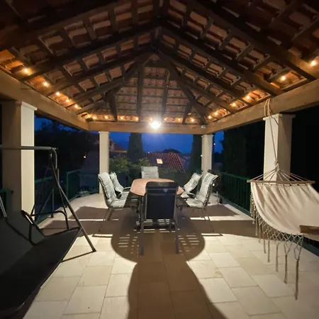Skylight Et Separe Avec Terrasse Panoramique Avec Vue Et Piscine Privee * Cilipi