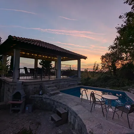 Skylight Et Separe Avec Terrasse Panoramique Avec Vue Et Piscine Privee